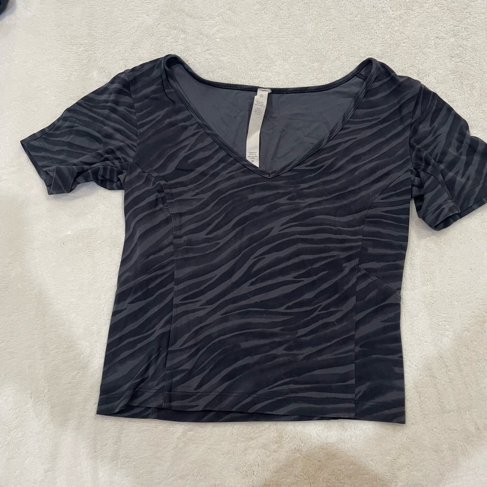 Lululemon cropped shirt black and gray size 6